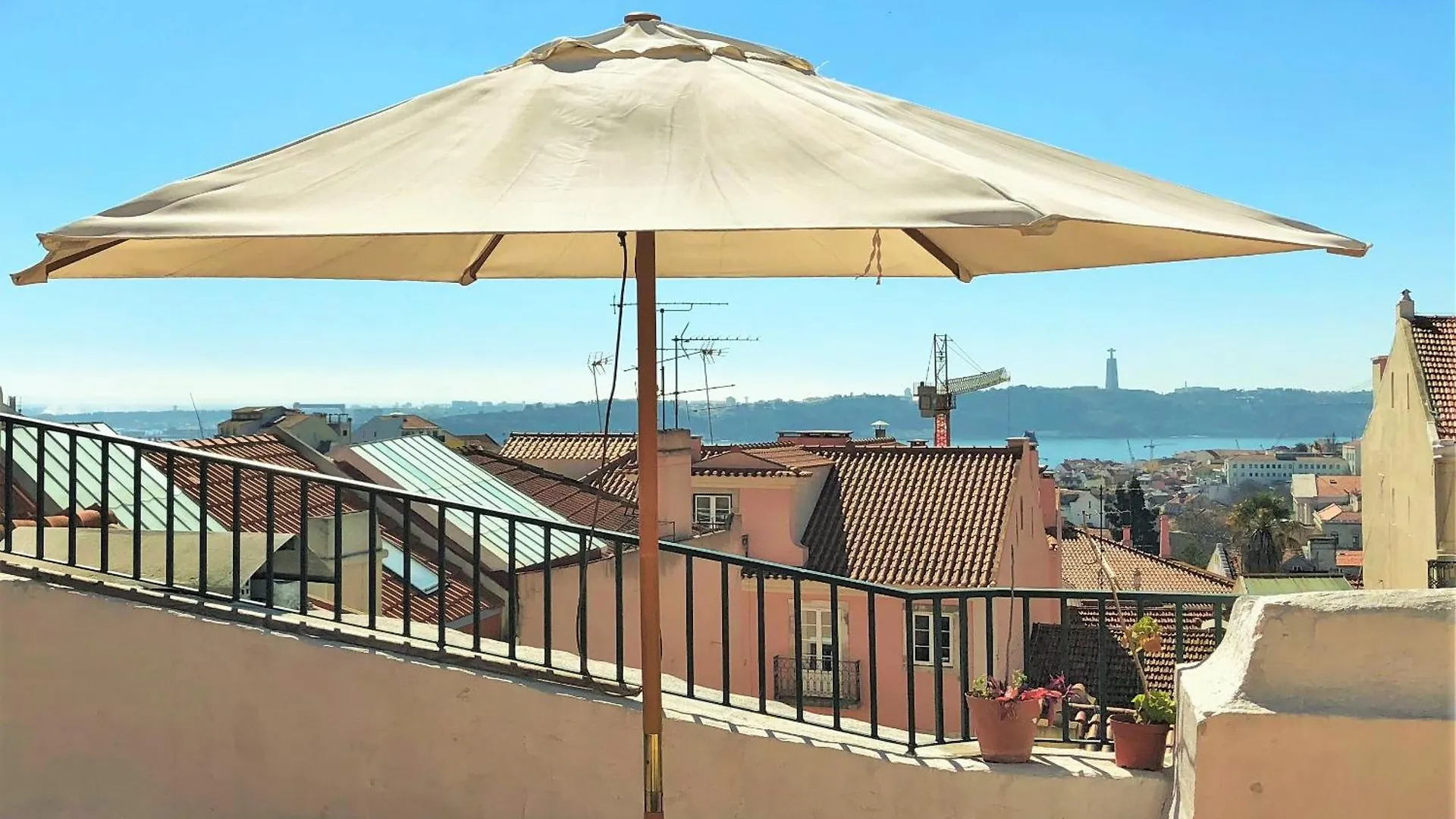 Apartment Sm3 Now With New Ac Rootop Terrace Bright And Cozy Pr Real Br Alto Lisbon