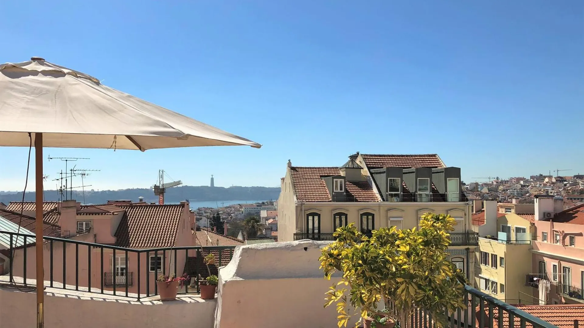 Sm3 Now With New Ac Rootop Terrace Bright And Cozy Pr Real Br Alto Lisbon